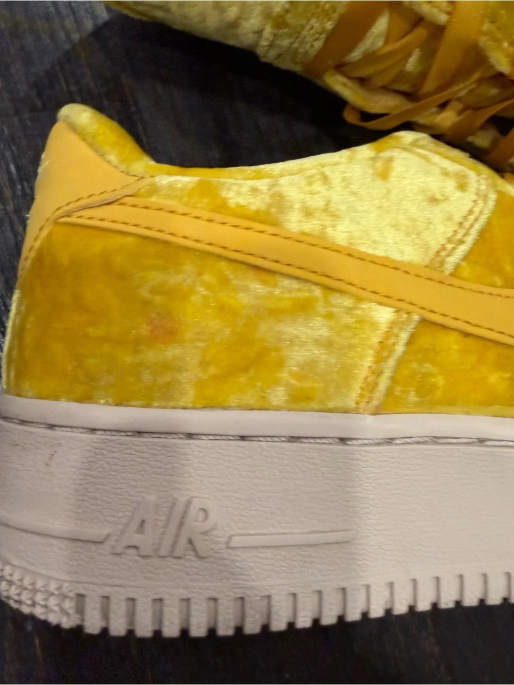 Nike Air Force 1 Low Velvet Yellow Men's Sneakers Lace Up Rubber Outsole size 7Y